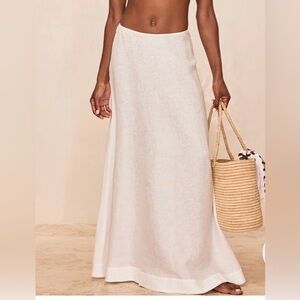 Elegant White skirt 
100% linen ready por sunsets 
Side zipper closure